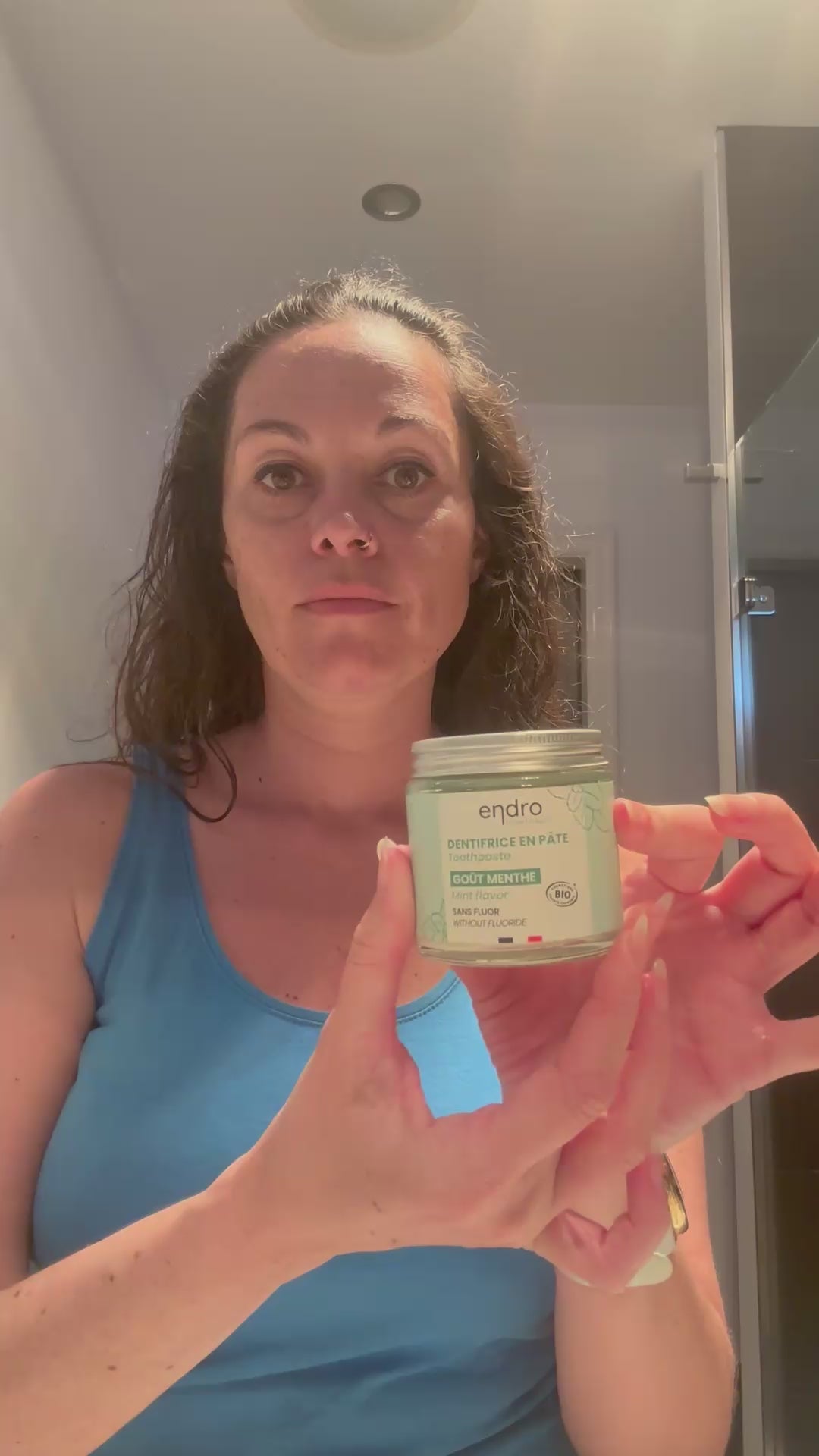Load video: &lt;p&gt;Simply apply a dab of product with a spatula to a dry toothbrush, brush for 3 minutes and rinse.&lt;/p&gt;&lt;p&gt;Used daily, 2 times a day, it can last up to 3 months, depending on dosage.&lt;/p&gt;&lt;p&gt;Be careful not to add water to the product, as this could alter the formula (preservative-free).&lt;/p&gt;